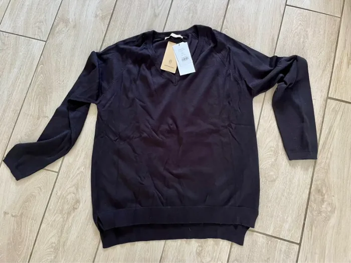 Pull noir en V