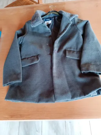 Manteau hiver fille,très bon état, gris foncé, boutons, Kiabi 7 ans