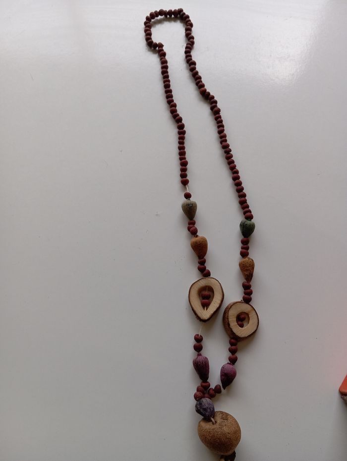 Collier à base de noyau d'avocat