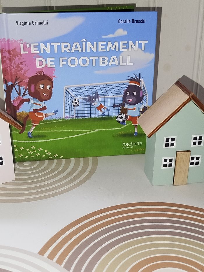 📚 Hachette Jeunesse L'entraînement de football Neuf