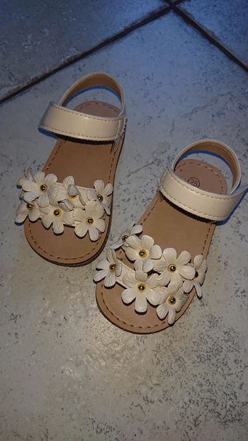 Sandales blanches à fleurs