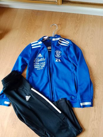 survetement de sport avec inscriptions