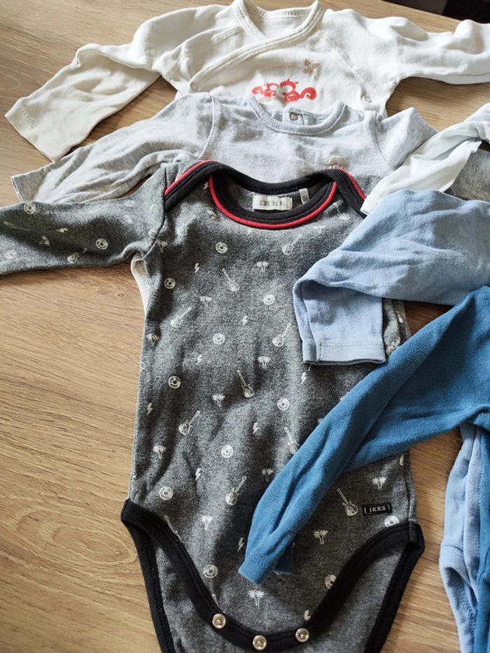 Lot de 7 bodies 6/12 mois - photo numéro 2