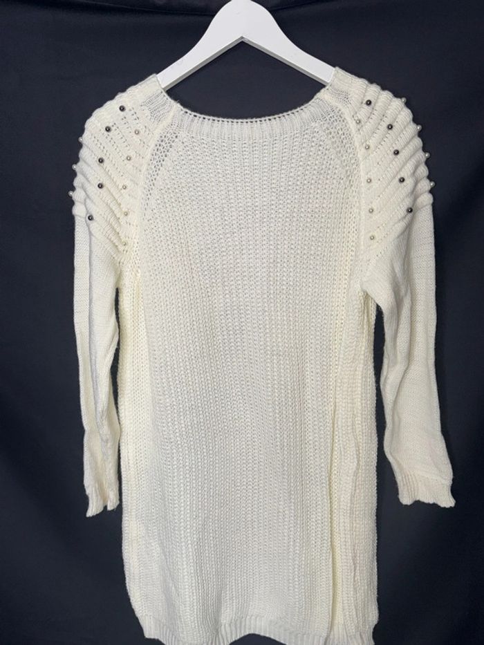 Très belle robe, crème, taille unique avec des perles sur les épaules