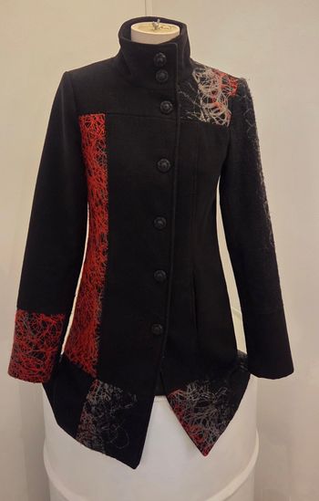 Manteau original Clara Vitti – coupe cintrée élégante – détails rouges artistiques – taille 38