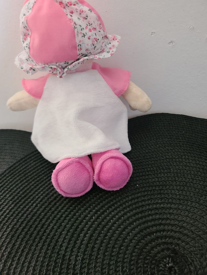 Doudou Poupée Fille Rose Robe Chapeau Fleur que du bonheur - photo numéro 4
