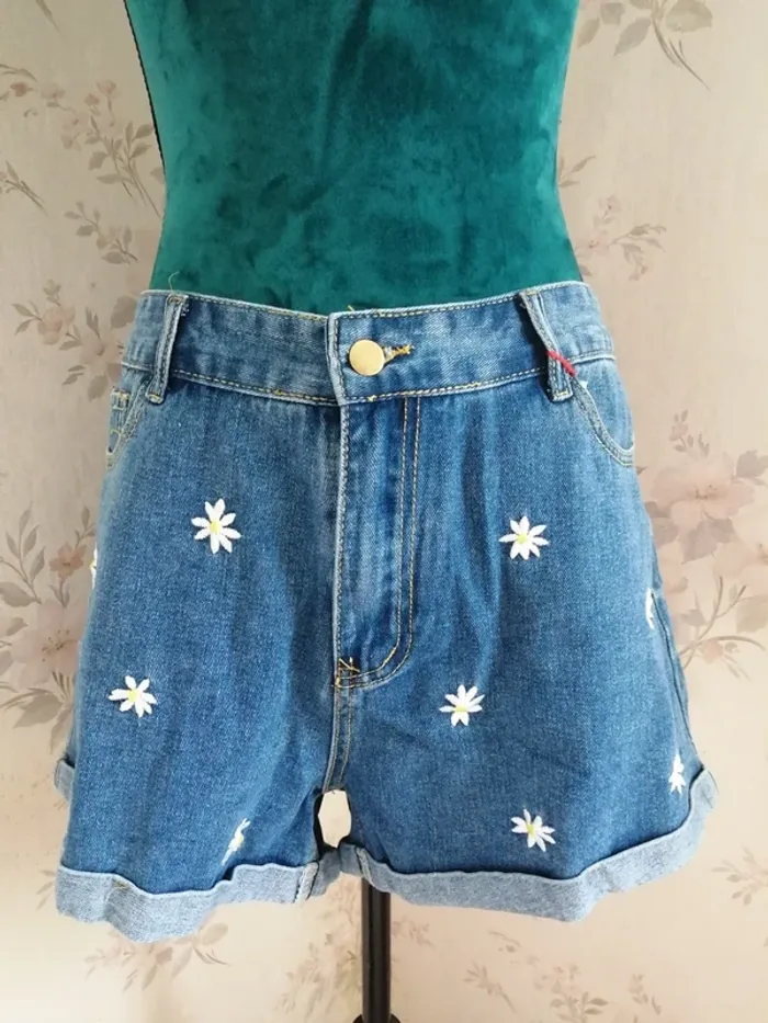 Short bleu en jeans avec fleurs blanches brodées / shein / (L) - photo numéro 2