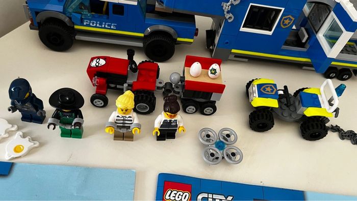 Lego City 60315 le camion de commandement mobile de la police - photo numéro 5
