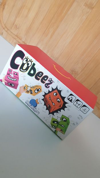 Neuf jeu de société jouet McDonald's Cubeez