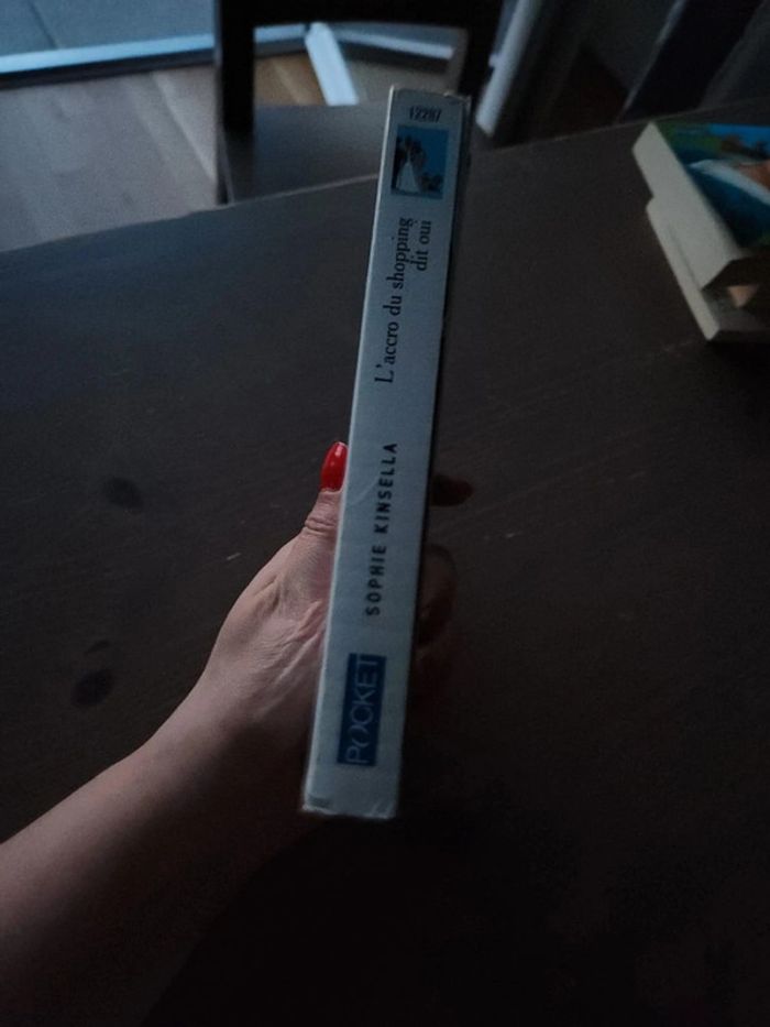 Livre de poche L'accro du shopping dit oui - photo numéro 3