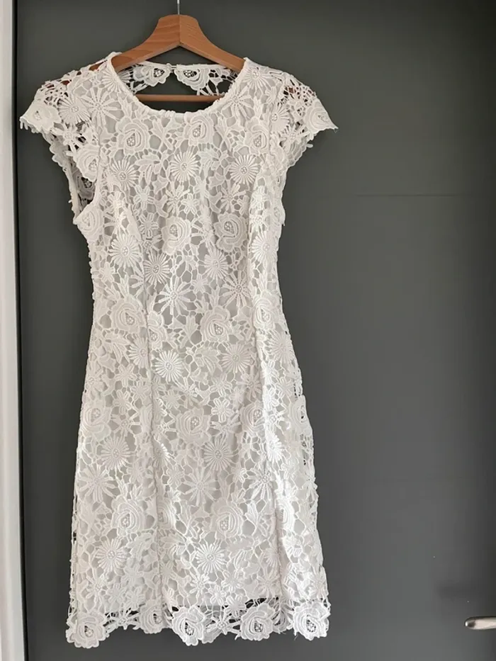 Robe blanche / dos nu dentelle / guipure Lulu’s TXS
