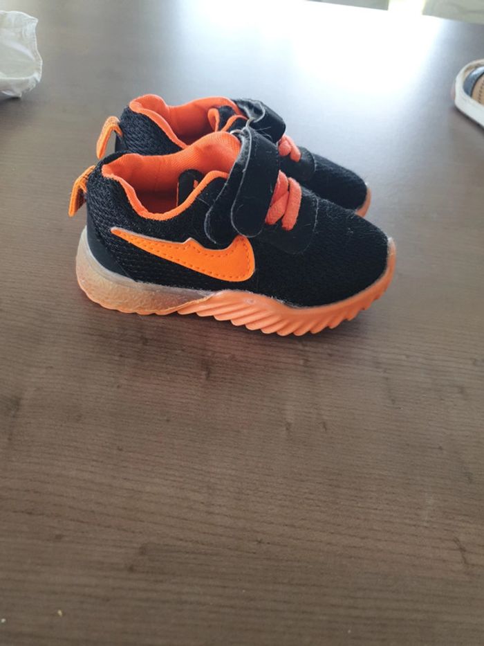 Baskets noires et oranges taille 23 - photo numéro 2
