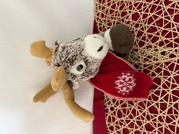 Peluche renne de Noël Keel Toys avec écharpe rouge
