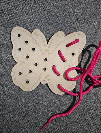 Carte lacage, jeu à lasser, activité enfant bois papillon