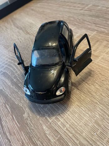 Très jolie voiture noire chrysler 🥰 1/32  Manque le coffre comme le montre les photos
