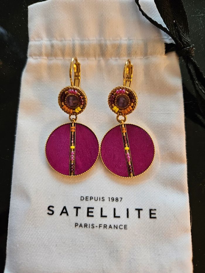 Boucles d'oreilles neuves Satellite