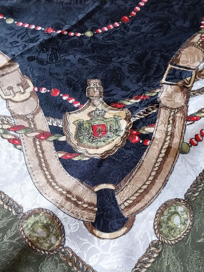 Foulard femme vintage motif ruban dorures médailles étoiles et blasons - photo numéro 4