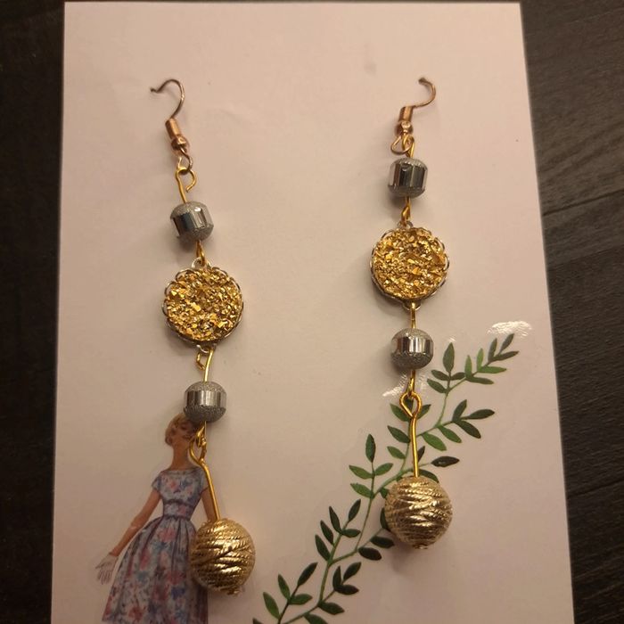 Boucles d'oreilles pendante doré et argenté - photo numéro 4