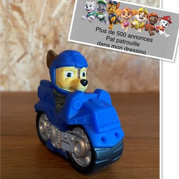 Chase sur sa moto pour le bain de la Pat Patrouille