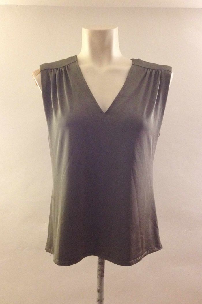 T shirt col V ✧ kaki ✧ sans manches ✧ épaulettes en  mousse ✧ gémo ✧ look féminin ✧ taille 38