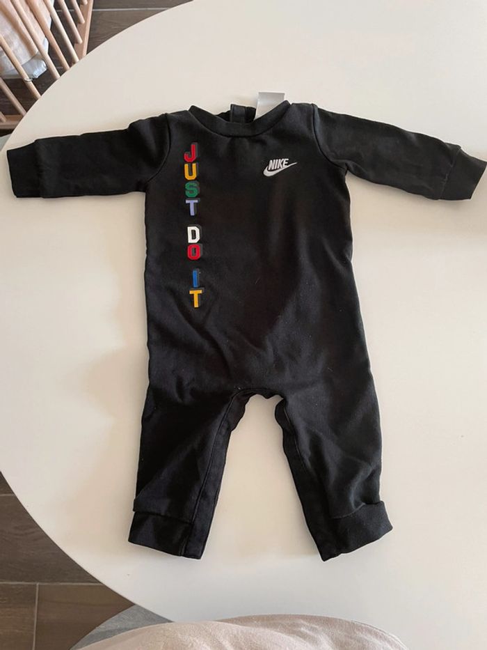 Combinaison bébé taille 9 mois Nike