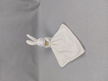 Doudou et compagnie peluche lapin mouchoir crème écru  TÂCHES