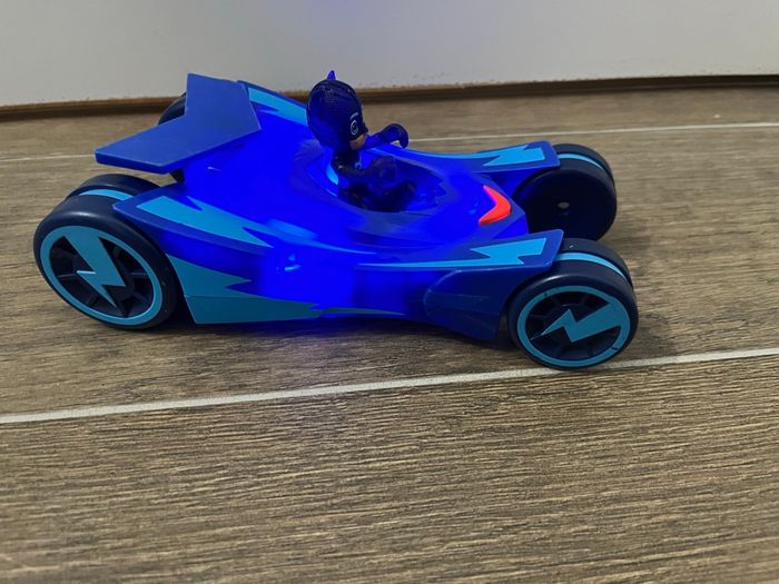 Voiture + figurine pyjamasque - photo numéro 2