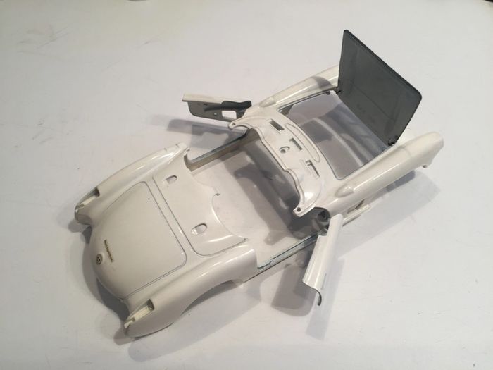 Carcasse carrosserie pièce détachée miniature Chevrolet Corvette 1957 1/24 burago #A17 - photo numéro 3