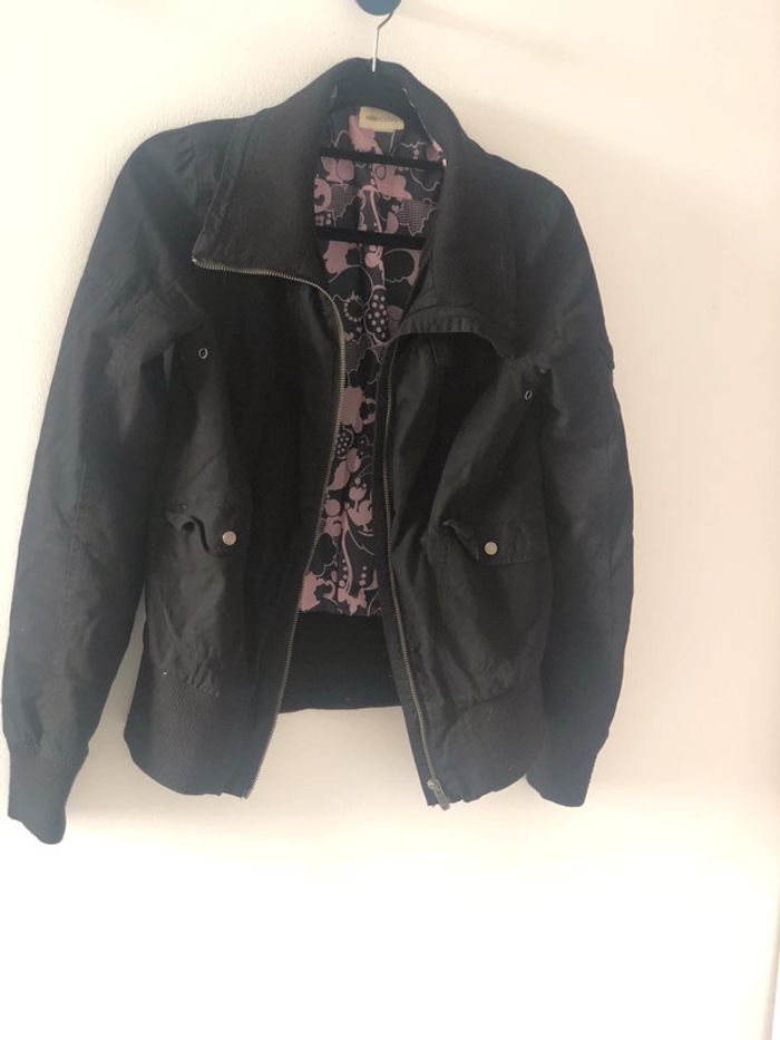 Veste noir basique.