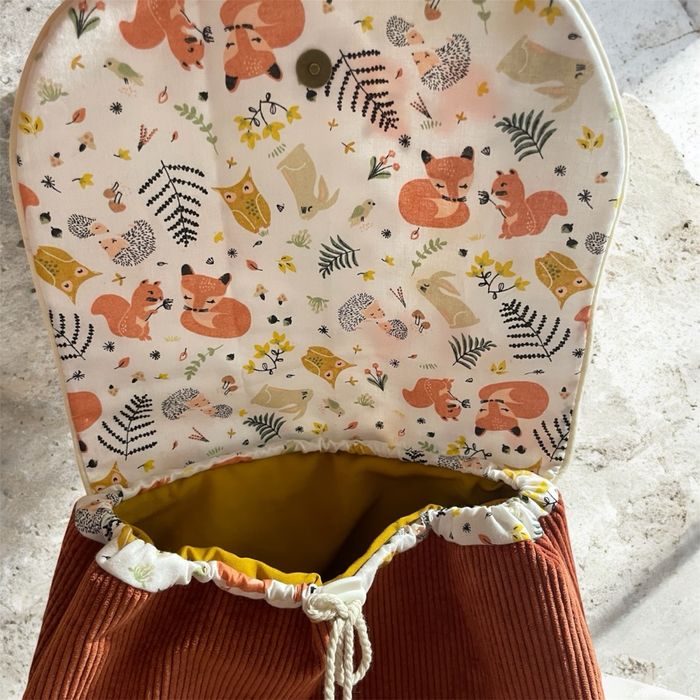 Sac à dos enfant fait main • velours prune & tissu fleuri • idéal crèche/maternelle - photo numéro 2