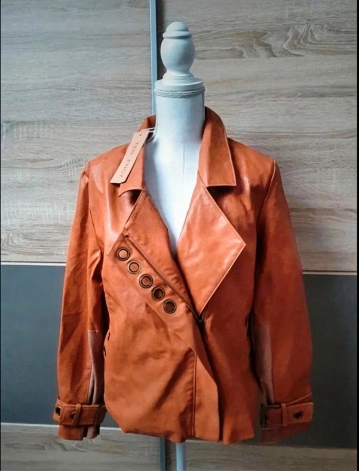Veste simili.