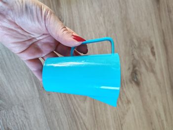 Jouet gobelet verseur bleu en plastique