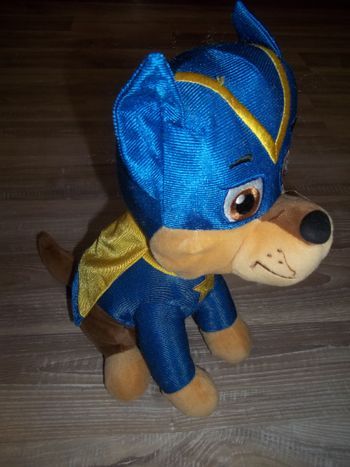 Peluche Chase de la Super Pat'Patrouille assis