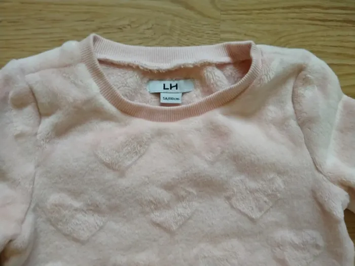 Pull rose. Cœurs. Chaud. Fille . Neuf. La Halle.
Taille 5 ans - photo numéro 4