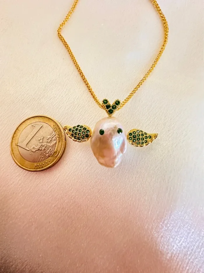 Collier doré avec perle naturelle baroque et ailes strassées – Pièce unique