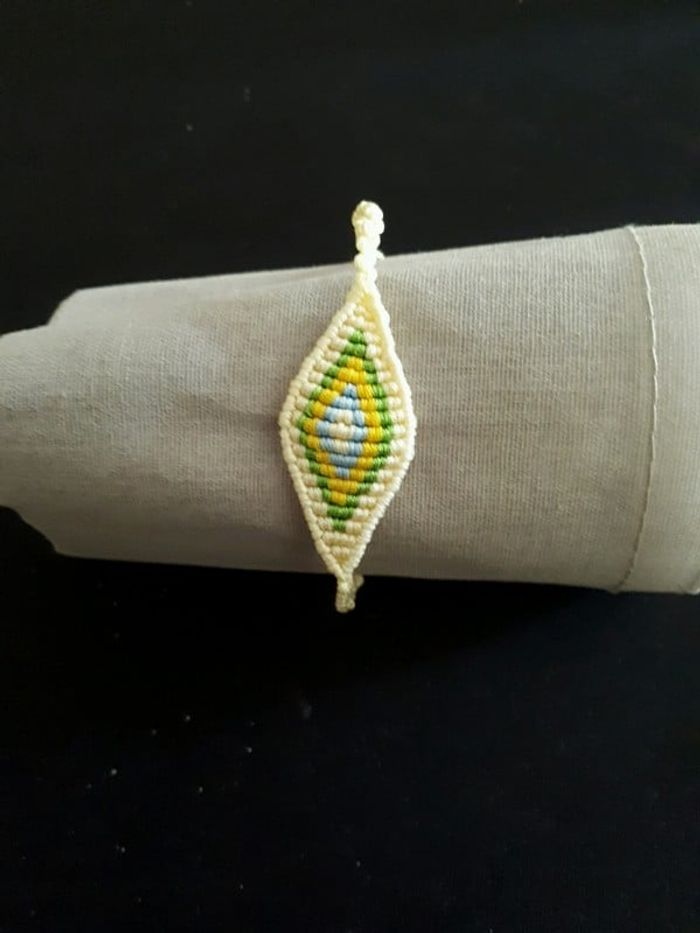 Bracelet en amande beige et vert