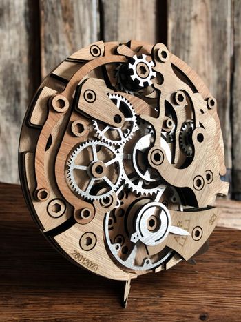 Décoration mécanisme montre Omega en bois neuve