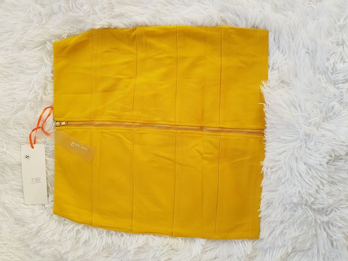 Jupe moutardes avec fermeture au dos Taille 36 Neuf