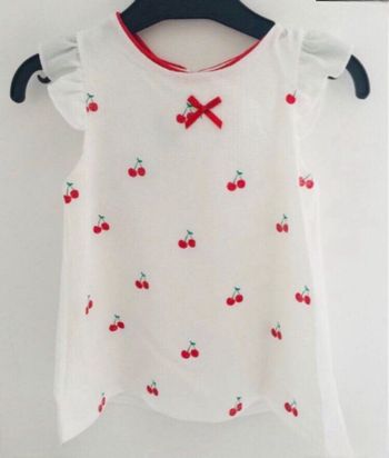 Robe blanche motifs cerise