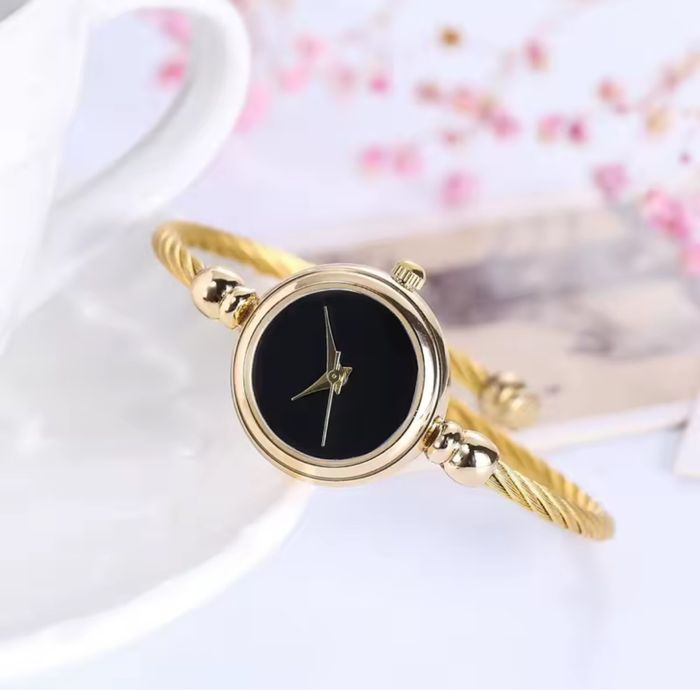 Montre bracelet doré & cadran noir – Chic et intemporelle - photo numéro 2