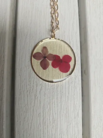 Collier très long avec fleurs séchées sous monocle
