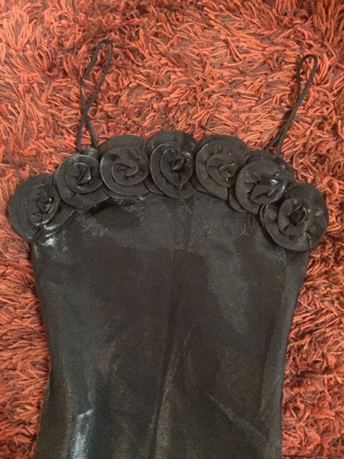 Robe de soirée noir satiné ornée de roses - photo numéro 8