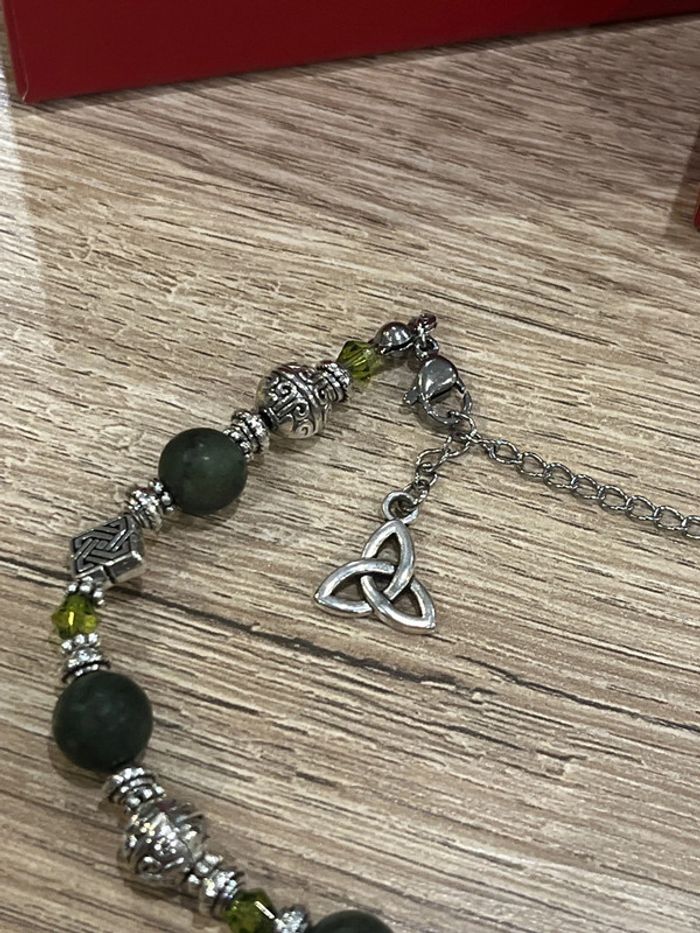 Bracelet perle celtique vert réglable en parfait état - photo numéro 3