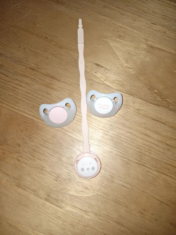 Lot de deux tetines + attache tetine