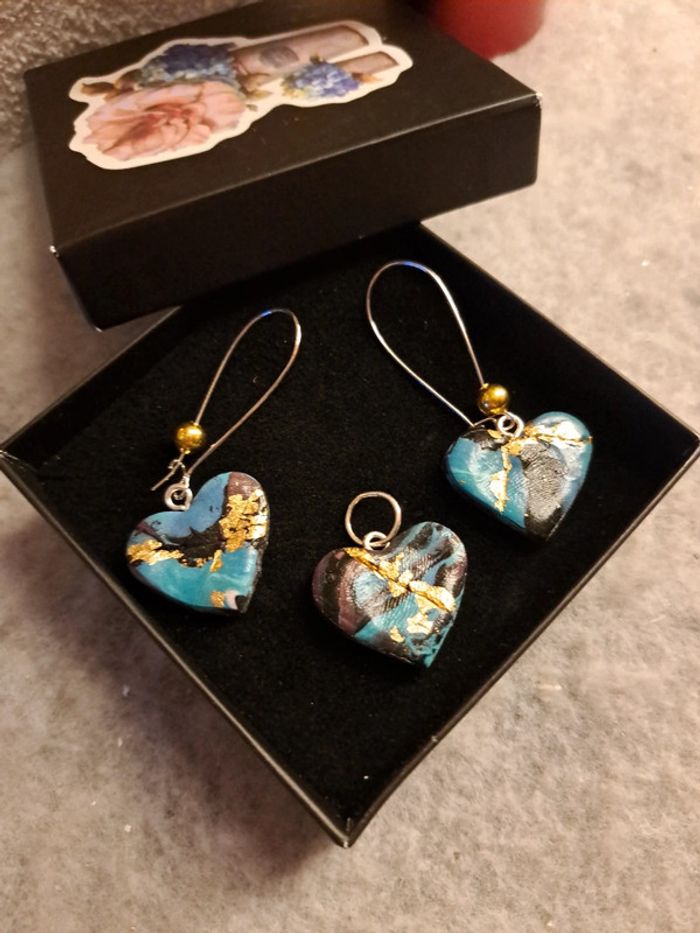 Boucles d'oreilles pendante avec pendentif assortie bleu noir doré - photo numéro 3