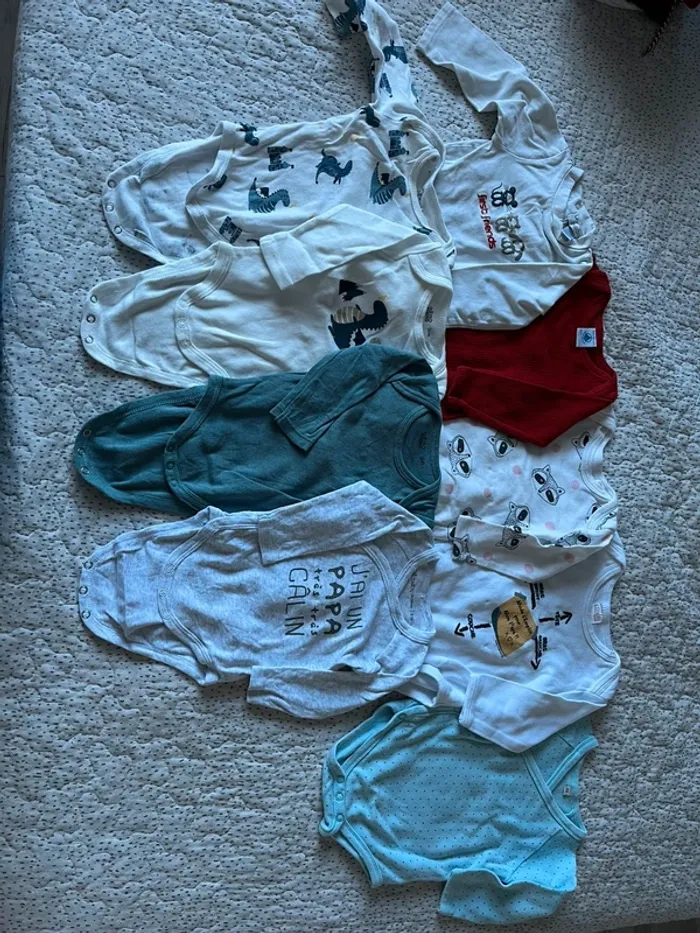 Lot bodies et pyjamas 6 mois - photo numéro 2