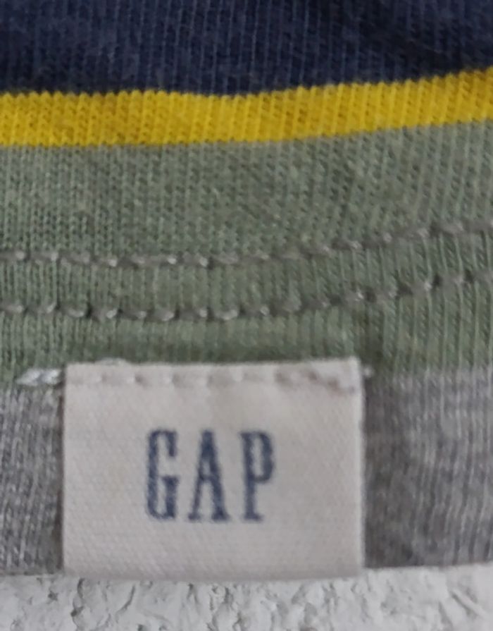 Lot 3 ans. 2 pyjamas Kiabi et un tee-shirt Gap. - photo numéro 5