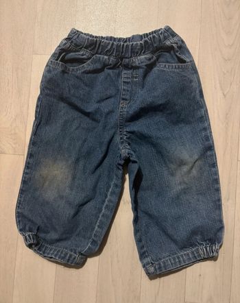 Petit Jean bleu usé aux genoux 12 mois