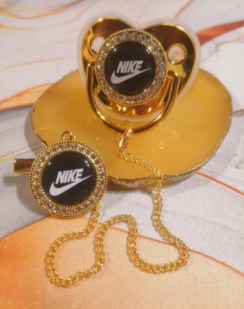 Tétine Nike doré