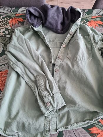 Sur chemise avec capuche